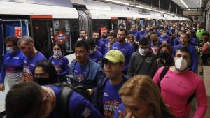 Llegada de corredores de la San Silvestre al metro de Madrid antes de participar en la carrera.