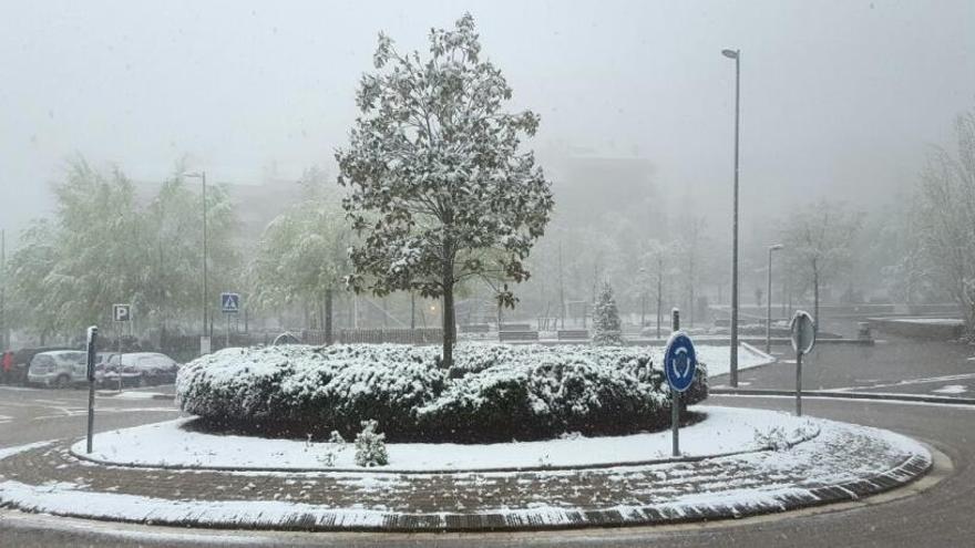 Berga s&#039;ha llevat amb neu als carrers i les teulades