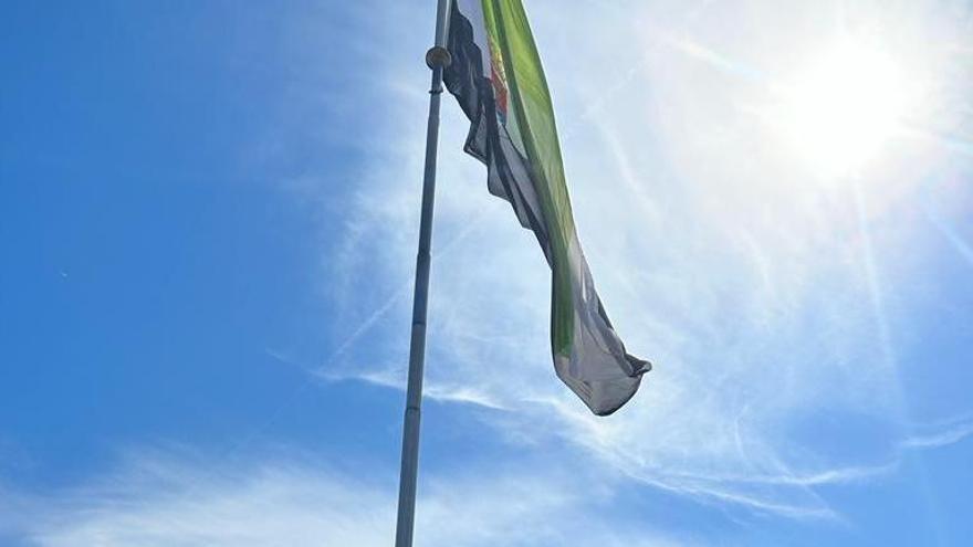 La bandera de Extremadura estará izada todo el mes en Plasencia