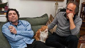 Joan Manuel Serrat agafa l’AVE a Madrid per visitar Joaquín Sabina a casa seva.