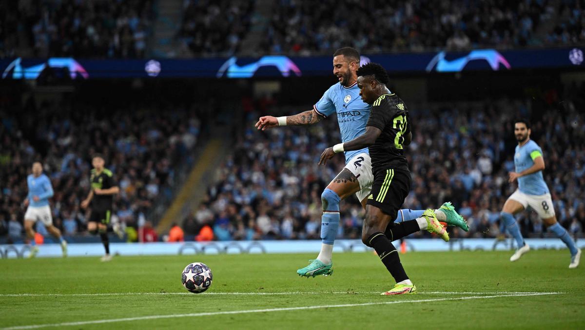 Walker se adelanta a Vinicius en una jugada de ataque del Madrid ante el City.