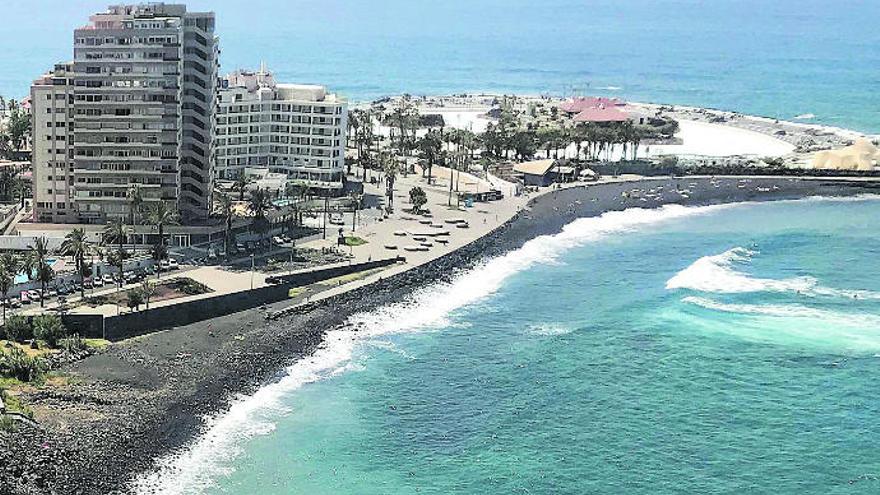 Vista panóramica de la playa de Martiánez y del complejo municipal de piscinas conocido como el Lago, este martes.