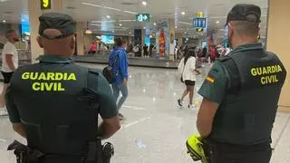 Escoltados del avión por la Policía por no pagar un bote de Pringles: "Les vacié el bolso para demostrar que no tenían dinero"