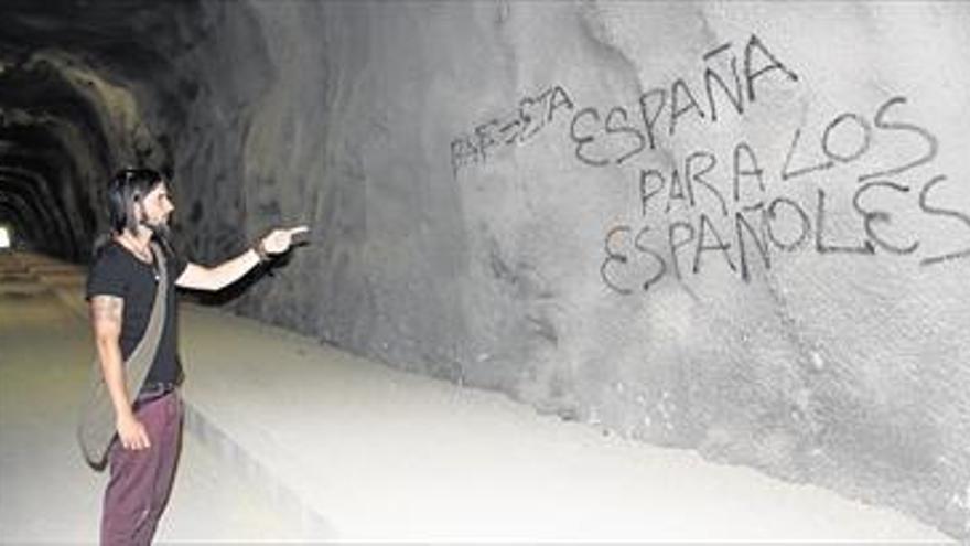 Aparecen pintadas xenófobas en el túnel de la Vía Verde en Orpesa