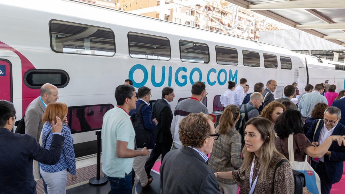 Un tren de Ouigo el día de su inauguración en Alicante