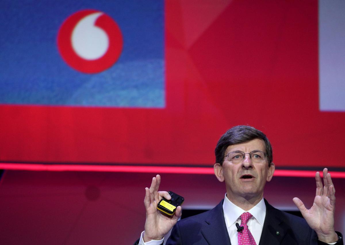 FILE PHOTO: Vodafone Chief Executive Vittorio Colao delivers a keynote at the Mobile World Congress in Barcelona, Spain, February 26, 2018. REUTERS/Sergio Perez/File Photo