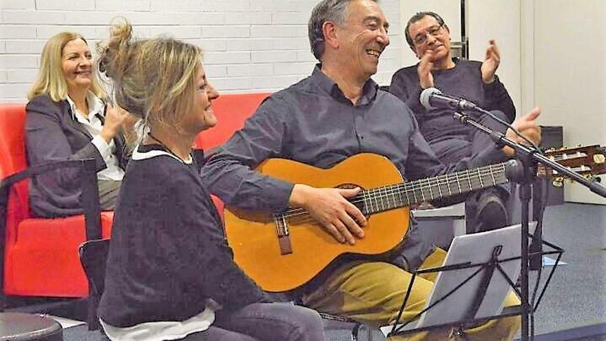 Vicenç Cànovas captiva amb guitarra i veu el públic de la biblioteca de Figueres