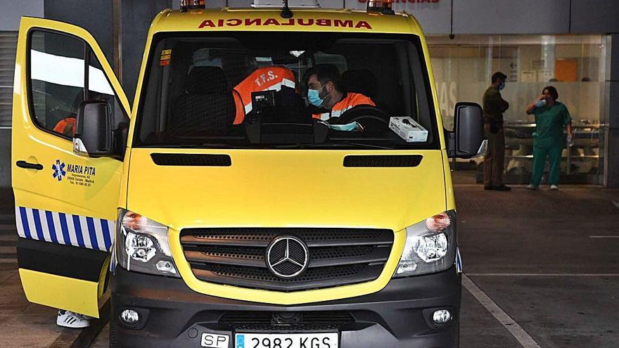 Personal sanitario en una ambulancia frente a la entrada de las Urgencias del Hospital de A Coruña.