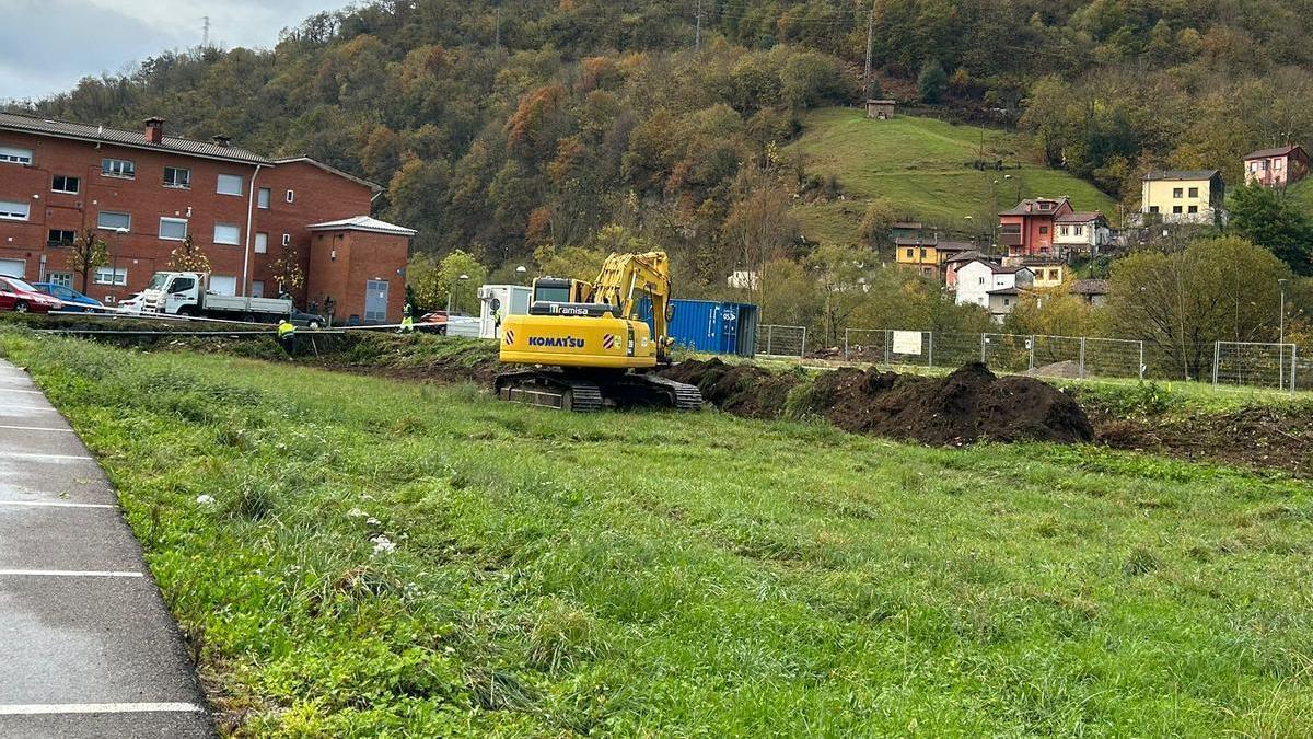 Los trabajos en la parcela en la que se levantarán los pisos.