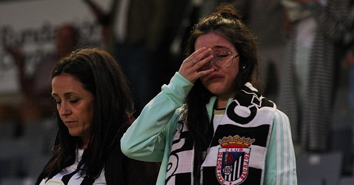 Una aficionada del Badajoz llora desconsolada tras el descenso de su equipo