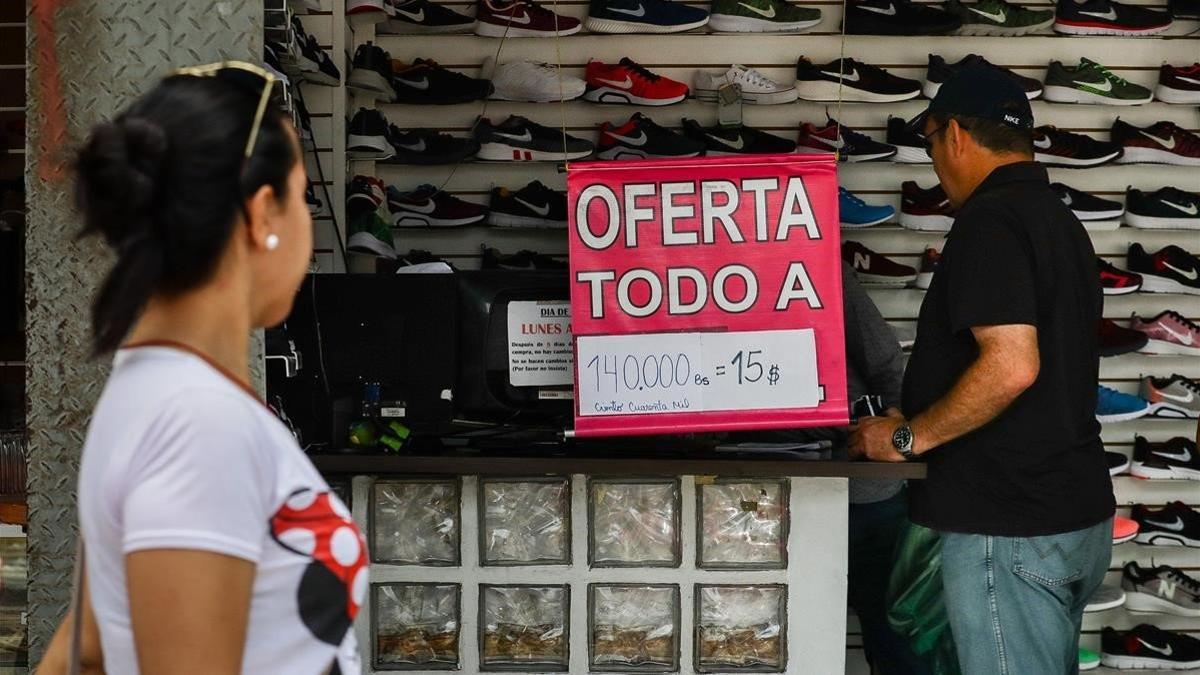 Oferta de zapatillas deportivas en un establecimiento de Caracas, el pasado mes de julio.