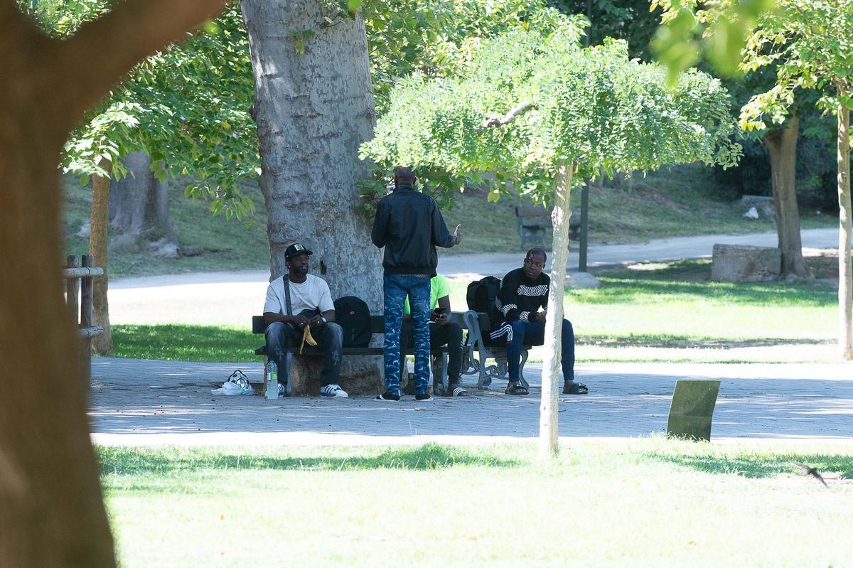 Personas sin hogar en el parque Bruil de Zaragoza, este viernes.