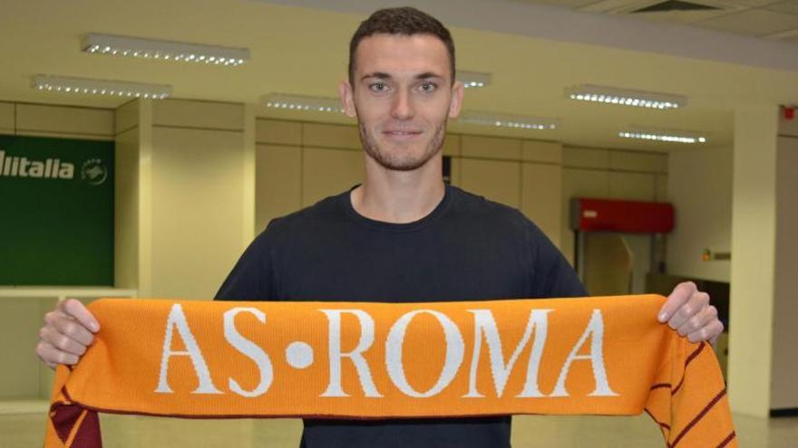 Vermaelen posa con una bufanda de la Roma.