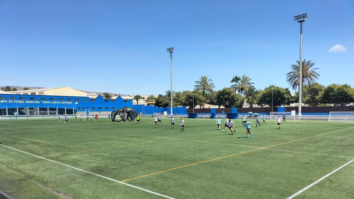 Usuarios en el campo de fútbol David García Santana en la Ciudad Deportiva de Maspalomas.