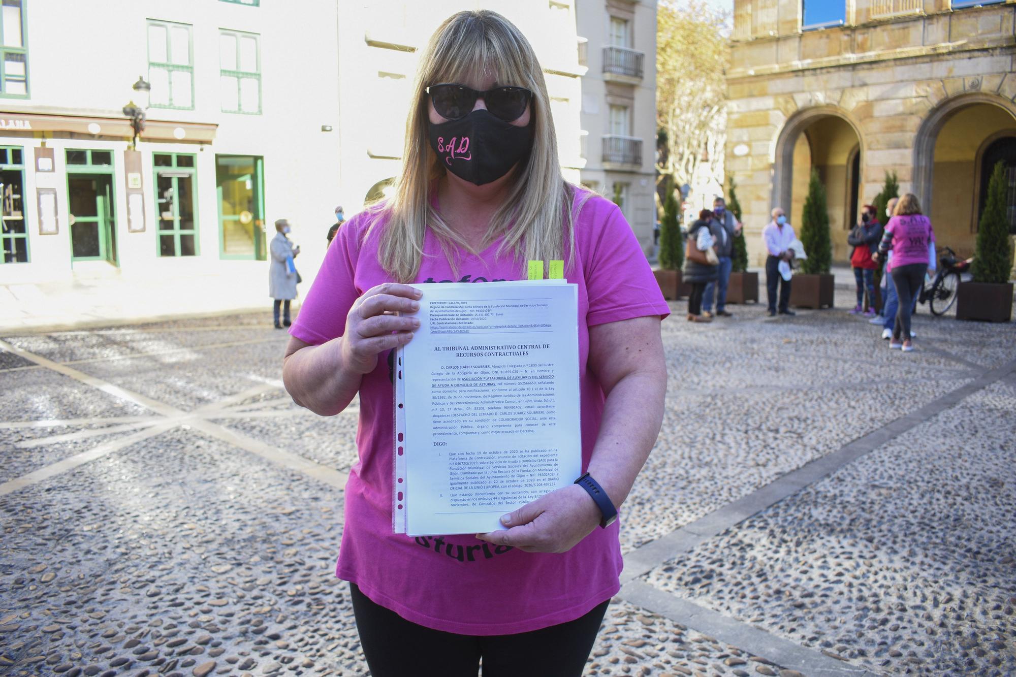 Manifestación de trabajadoras de ayuda a domicilio en Gijón