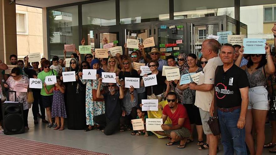 Imagen de la protesta de los vecinos de San Miguel de Salinas