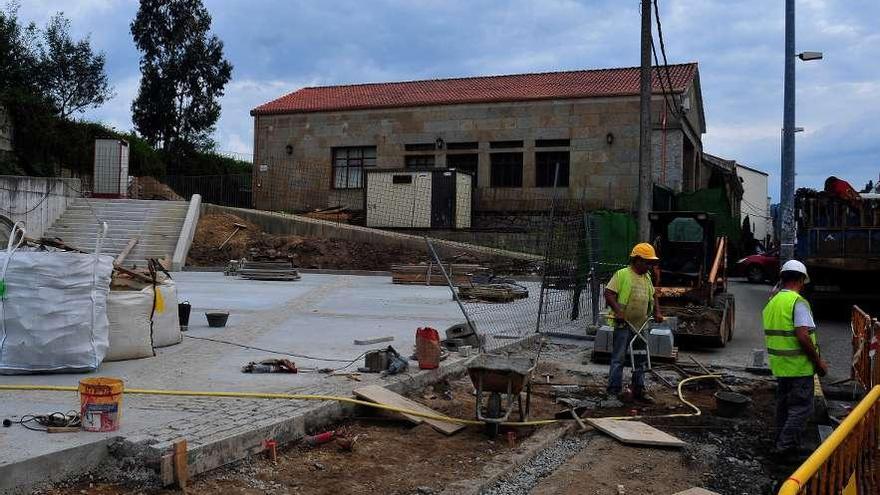 Las obras de la plaza pública en la intersección de las avenidas Matosinhos y Doctor Tourón.  // Iñaki Abella