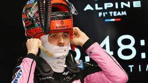 Esteban Ocon, en el box de Alpine