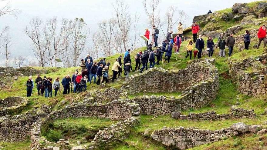 Decenas de personas asistieron a la visita del Castro de Troña realizada por José Manuel Hidalgo. // D.P.