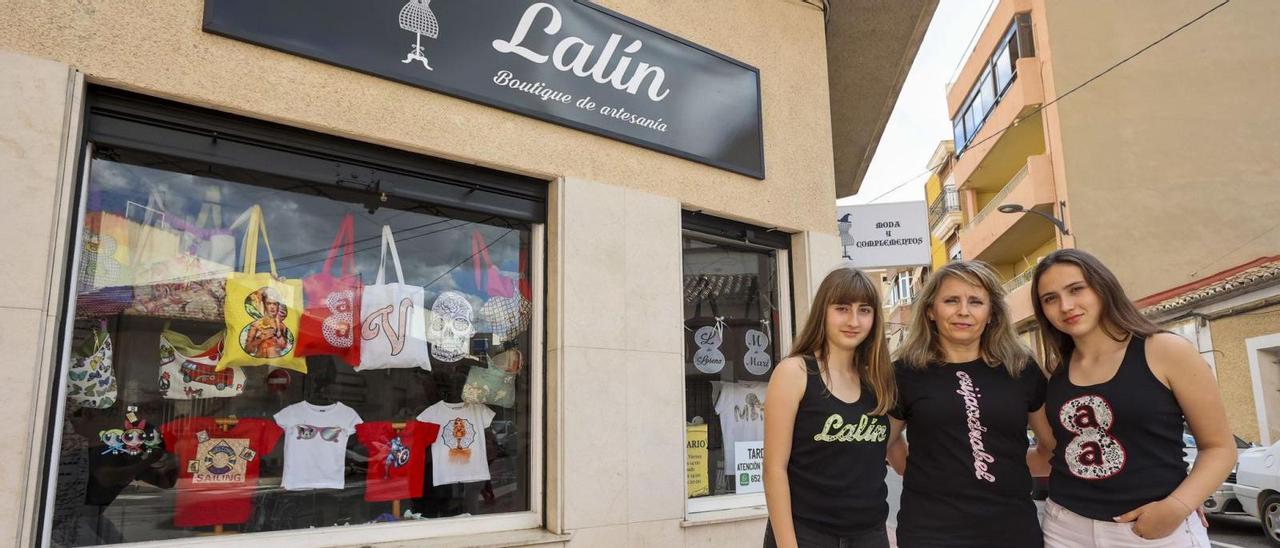 Anabel Albero Fernández, entre sus hijas Alejandra y Ariadna, delante de la tienda con el nombre de Lalín que regenta desde hace poco más de un mes en San Vicente del Raspeig.