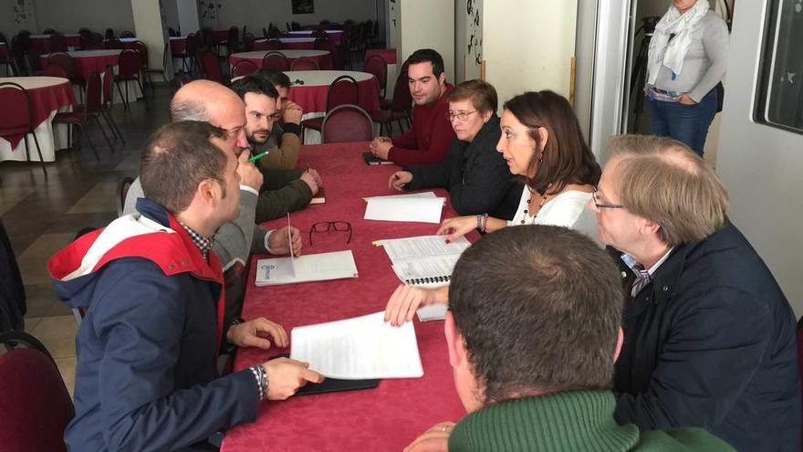 Por la izquierda, José Manuel González, Luis Venta, Gonzalo Suero, Carlos Salazar, Carlos Suero, Asunción del Cueto, Marifé Gómez, Francisco González y Alejandro Bustillo durante la reunión de ayer en Cangas de Onís.