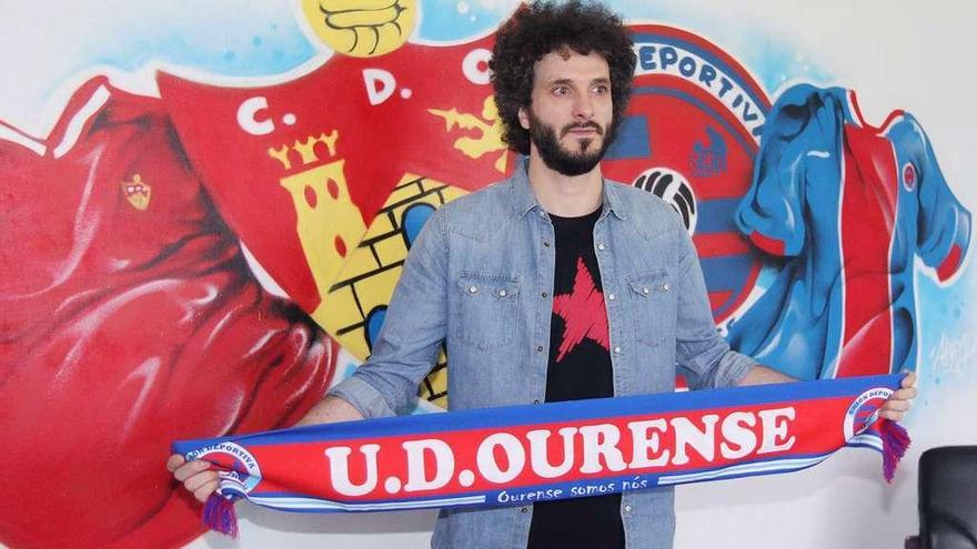 Xurxo, con la bufanda unionista, tras firmar su renovación con la UD Ourense. // Iñaki Osorio