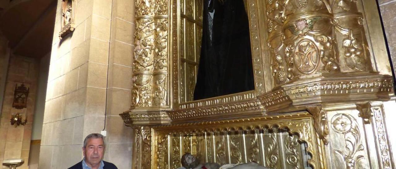 Pepu Barreo, ante el altar de la Soledad y el Cristo yacente, en Pola de Siero.