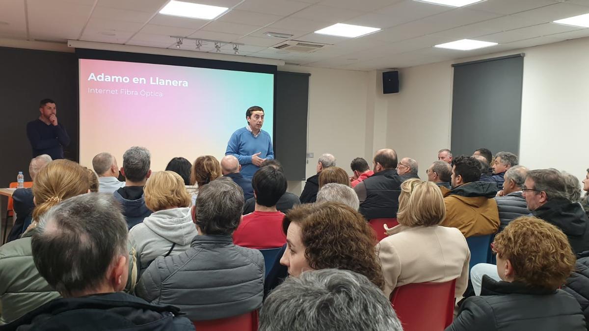 Por la izquierda, David Llano, responsable de Adamo en la zona de Asturias, y el alcalde de Llanera, Gerardo Sanz, en un momento de la reunión mantenida con los vecinos.