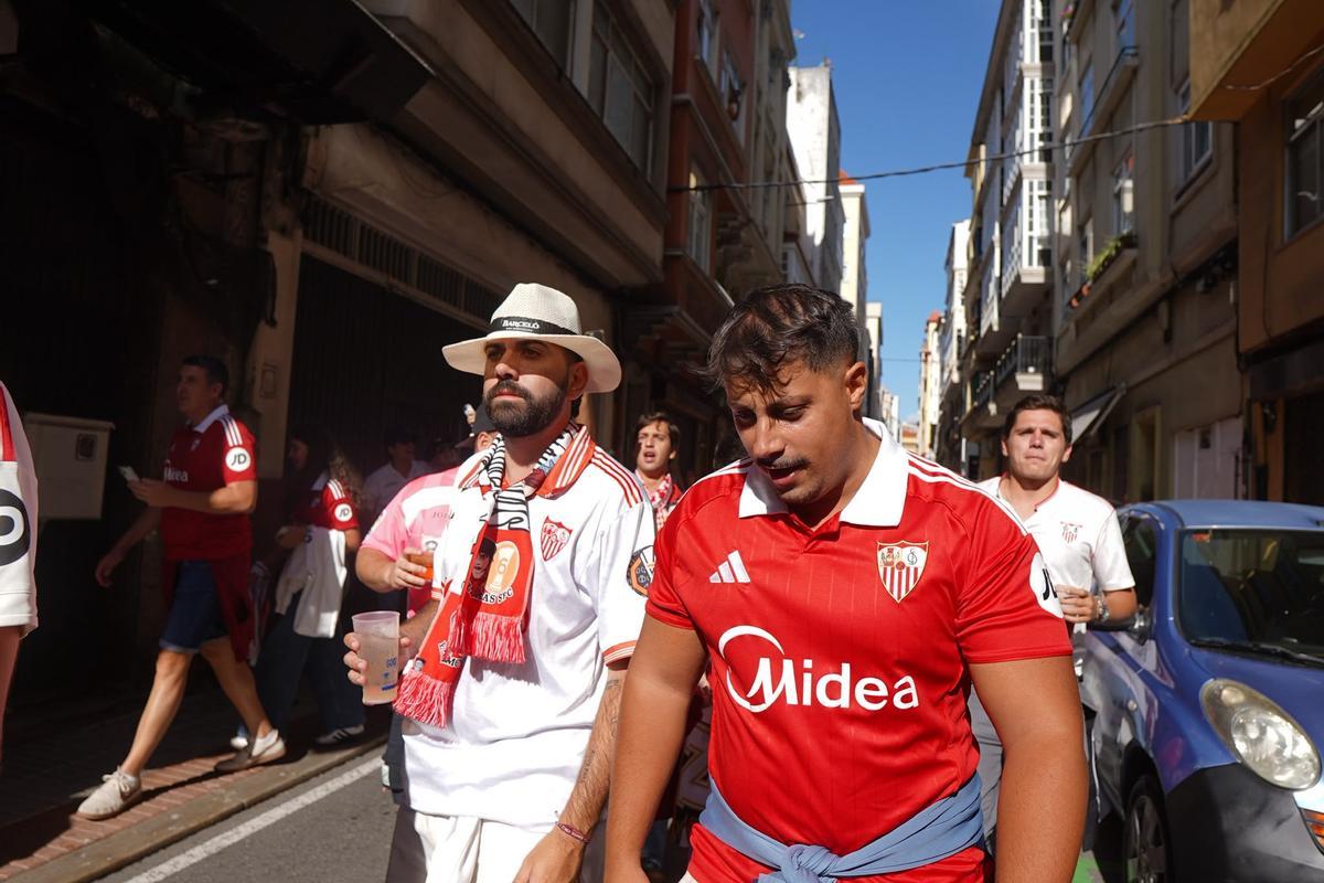 Aficionados del Sevilla por las calles de A Coruña antes del partido del Deportivo Aficionados del Sevilla por las calles de A Coruña antes del partido del Deportivo