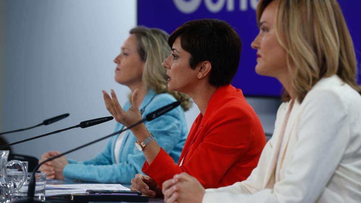 Nadia Calviño, Isabel Rodríguez y Pilar Alegría, en la rueda de prensa posterior al Consejo de Ministros.