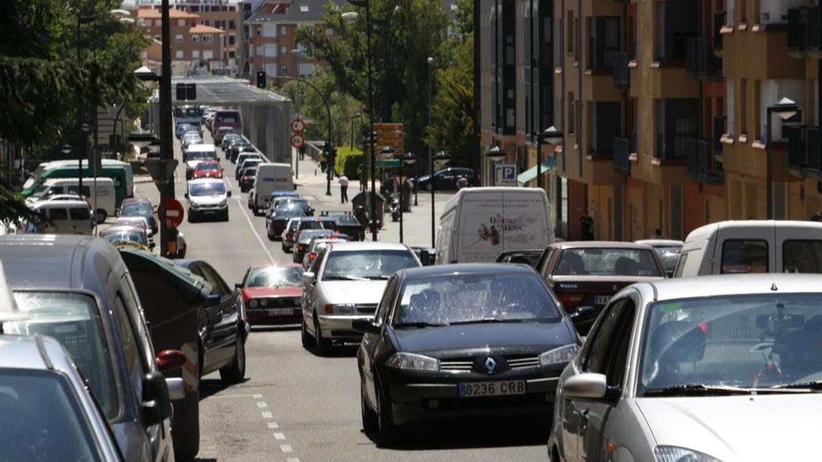 Avenida de Portugal hacia el puente de Hierro.