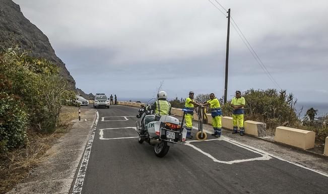 13/07/2016 Visita del presidente del Cabildo de Tenerife Carlos Alonso  junto a Técnicos para ver in situ el estado del derrumbe del talúd de la carretera que lleva a la Punta de Teno.José Luis González