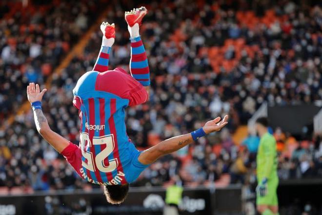 ¡Voltereta mágica! Así celebró Aubameyang su primer gol con el Barça