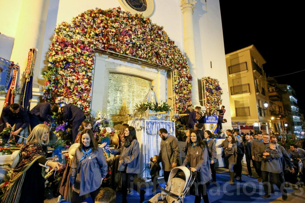 Ofrenda de flores a la Mare de Déu del Sofratge en Benidorm