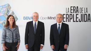 Francisco González, presidente del BBVA (en el centro) flanqueado por Diana Owen y Zia Qureshi, autores del libro ’La era de la perplejidad. Repensar el mundo que conocíamos’.