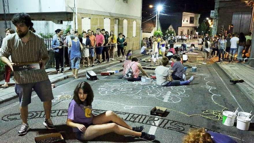 Alfombristas trabajando durante la madrugada del Corpus. // A. Hernández