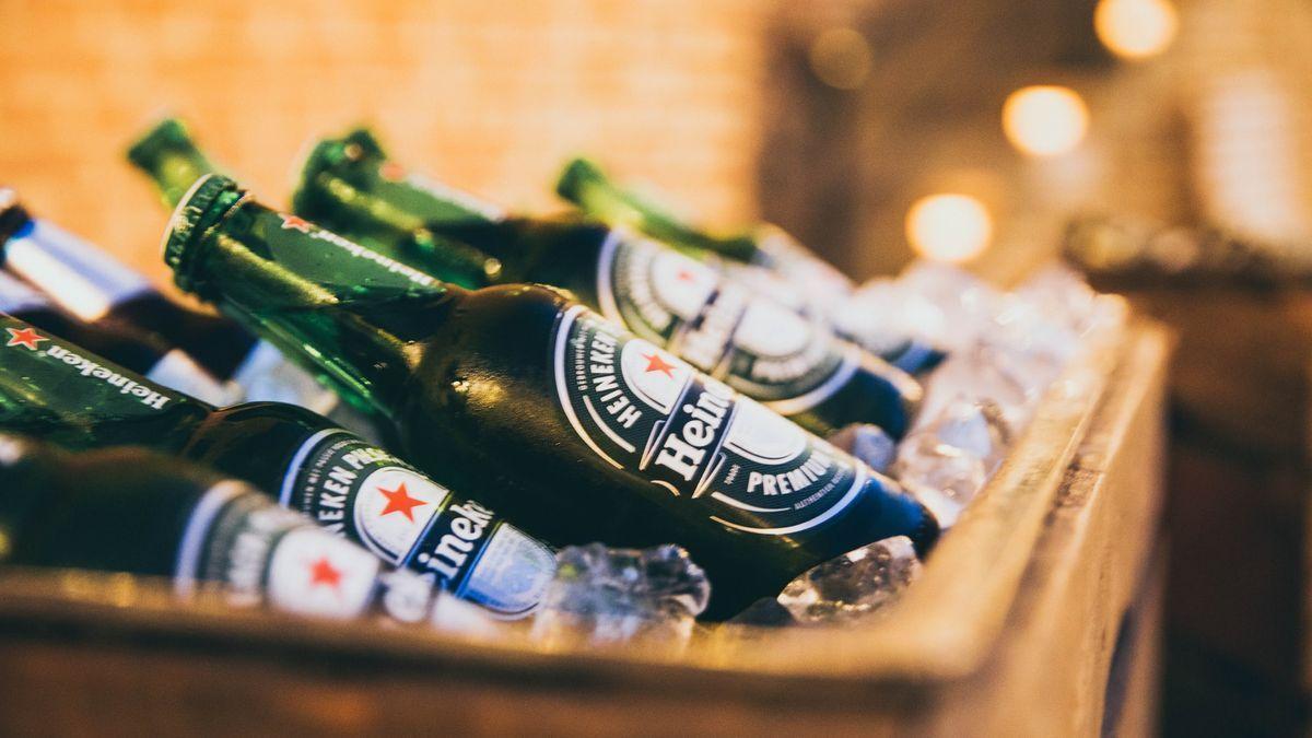 Heineken lanza unas zapatillas para los amantes de la cerveza