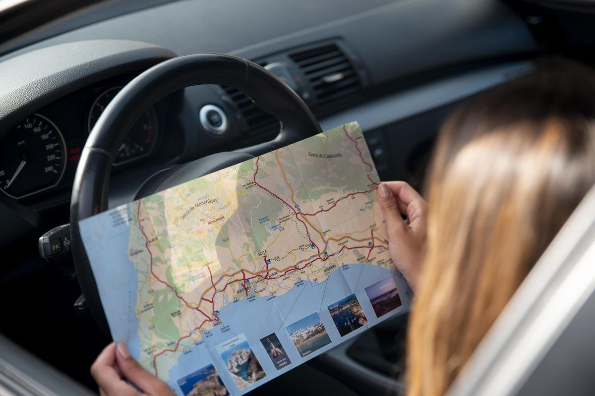 Mujer revisando un mapa