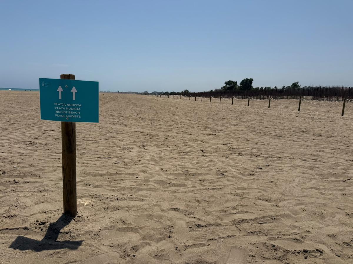 Nueva señalización de la playa nudista en Sagunt.