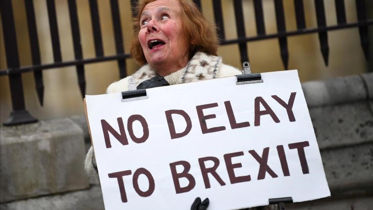 Una manifestante partidaria del 'brexit' sostiene una pancarta ante el Parlamento británico, en Londres.