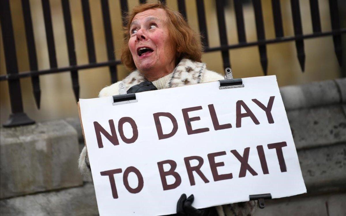 Una manifestante partidaria del ’brexit’ sostiene una pancarta ante el Parlamento británico, en Londres. 