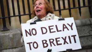Una manifestante partidaria del ’brexit’ sostiene una pancarta ante el Parlamento británico, en Londres. 