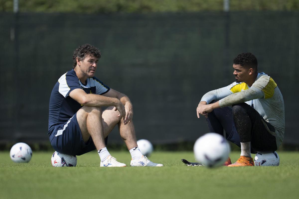 Xavi Valero está poniendo mucho énfasis en la mejora técnica y mental de Luiz Júnior, portero  del Villarreal CF.