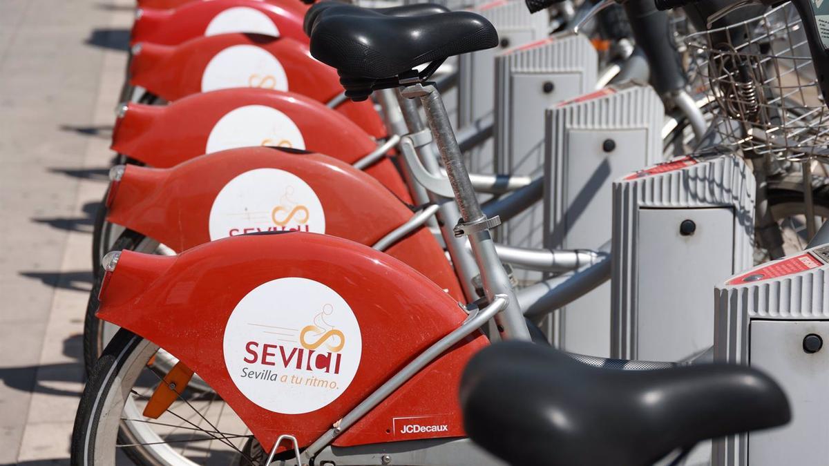 Bicicletas del servicio municipal Sevici del Ayuntamiento de Sevilla. A 7 de agosto de 2024, en Sevilla (Andalucía, España).