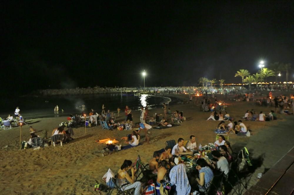 Noche de hogueras, baños, en las playas de la Vega Baja. En las imágenes grupos de amigos y familias en la playa del Cura de Torrevieja