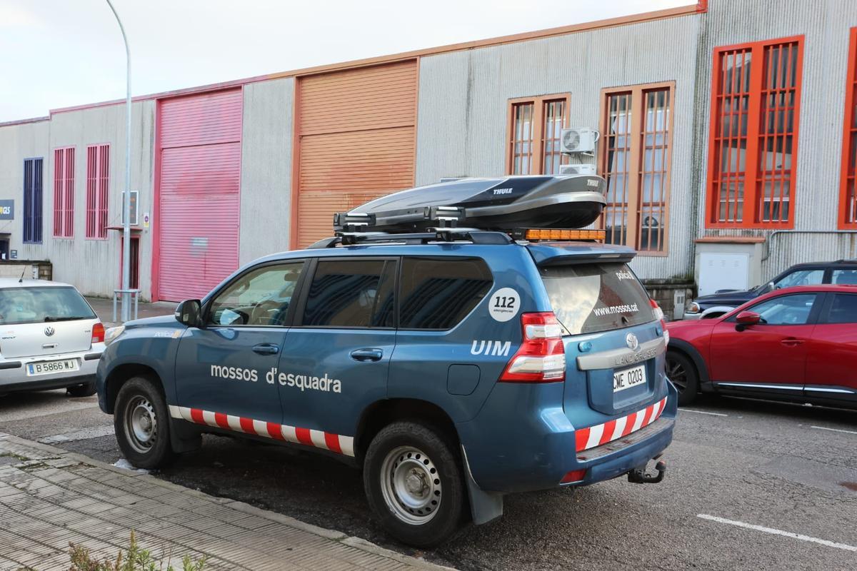 La Unitat de Muntanya dels Mossos d'Esquadra davant la nau on s'ha produït l'accident laboral mortal