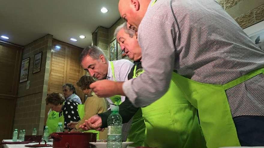 En primer término, David Castañón, Marcelino Tamargo y Luis Alberto Martínez prueban las fabadas del concurso junto al resto de miembros del jurado.