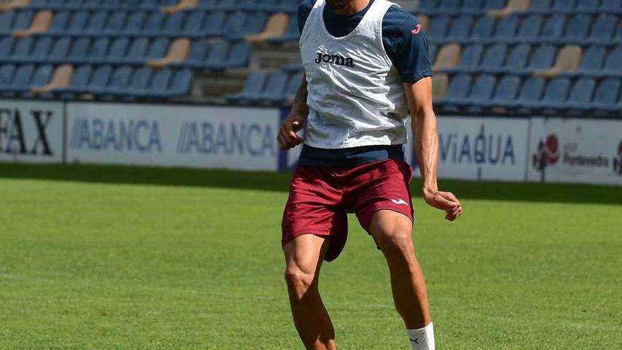 El jugador Adrián León, durante un entrenamiento con el Pontevedra. // Rafa Vázquez