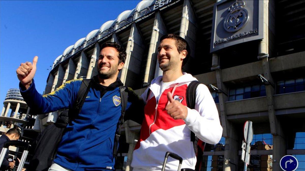 Los aficionados de Boca y River frente al Bernabéu