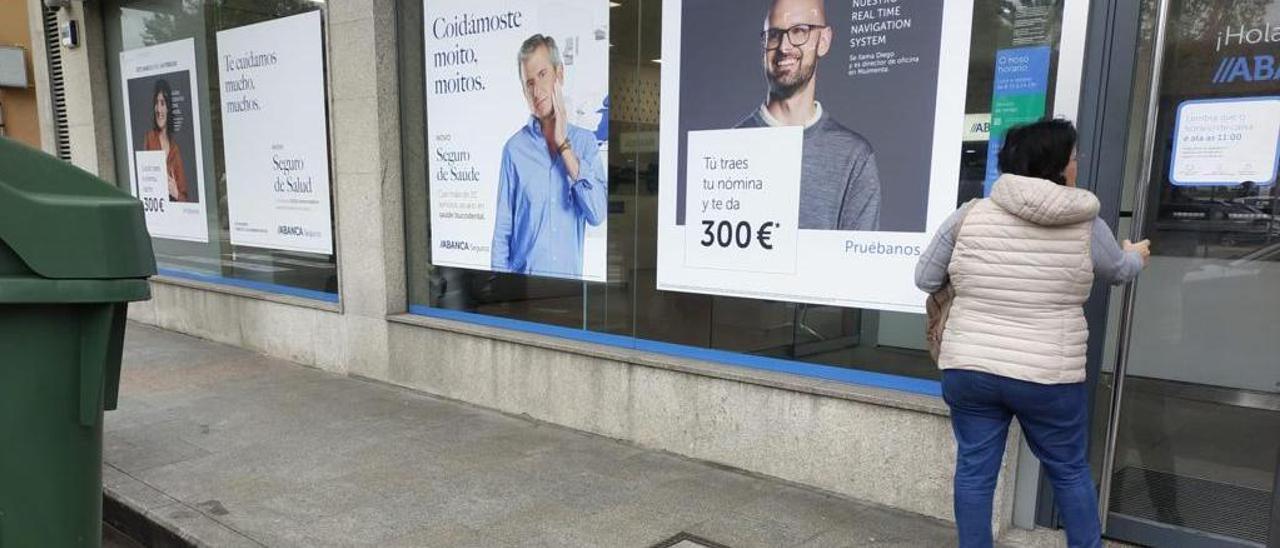 Una mujer, ayer por la tarde, ante la entidad asaltada en Ramón Nieto.